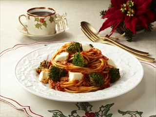クリスマスカラーのモッツァレラチーズとブロッコリーのトマトスパゲティ