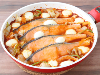 カット野菜で簡単！鮭とモッツァレラのトマトちゃんちゃん焼き