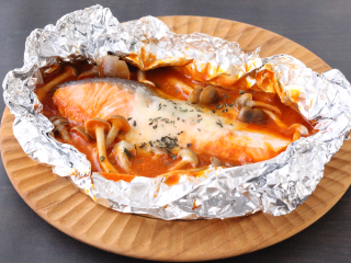 秋鮭ときのこのトマトチーズホイル焼き