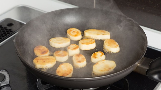 フライパンで焼きつけた長芋（輪切り）に 出汁を加え、 強火で水分を飛ばしているところ 