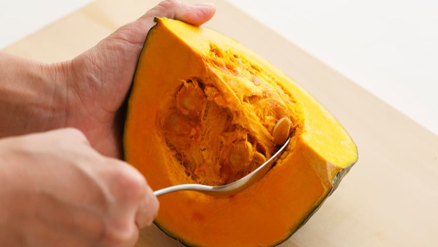 切り分けて余ったかぼちゃは種とワタを取って冷凍保存