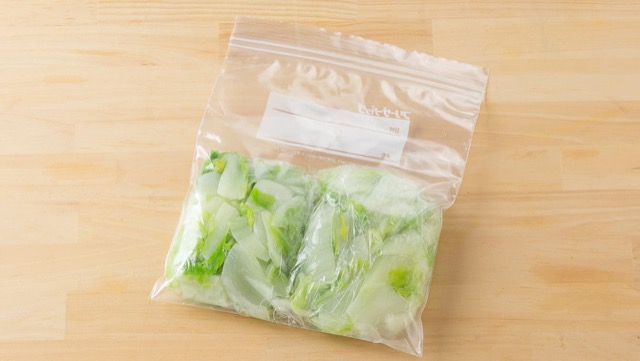 白菜は茹でてかさを減らし、コンパクトに保存