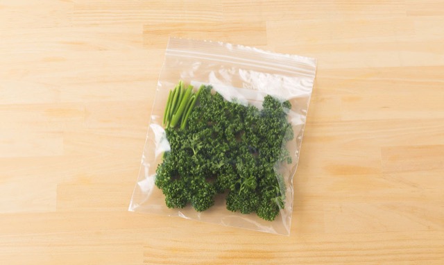 パセリの冷凍保存：茎と葉に分けて、冷凍保存袋に入れて冷凍