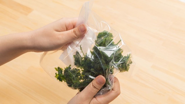 パセリの冷凍保存：袋ごともめば簡単にみじん切りができる
