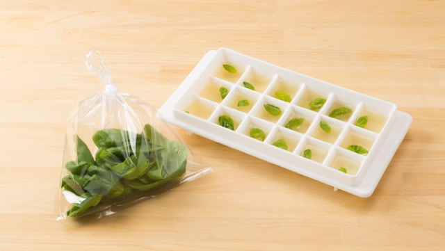 バジルの保存法：葉だけを摘んでポリ袋に入れ、少し空気で膨らませて口を結んだ状態で冷凍庫へ。葉は刻んでも良い