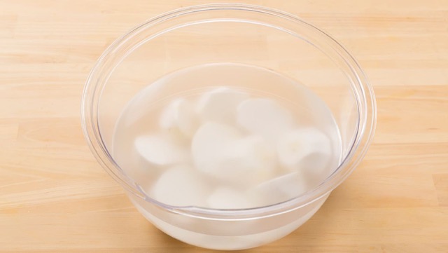 里芋の冷凍保存法：皮をむいて、水にさらすor1～2分茹でてからサッと水洗いしてぬめりを落とし、水気を取ってから冷凍