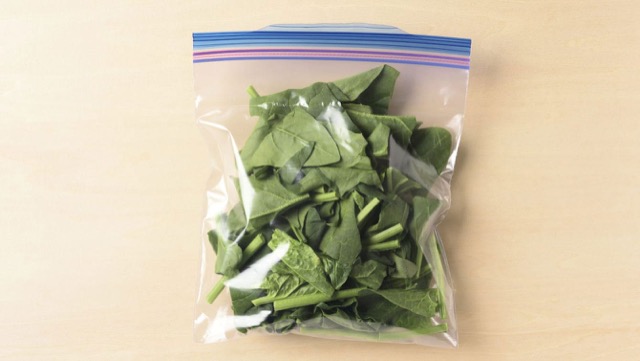 ほうれん草・小松菜の冷凍保存：3～4cmのざく切りにし、生のまま冷凍用保存袋に入れて冷凍