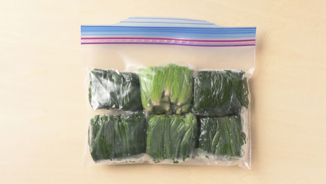  茹でたほうれん草・小松菜の冷凍保存：固めに茹でて水気を切り、3～4cmに切って小分けにしてラップに包み、冷凍用保存袋に入れて冷凍