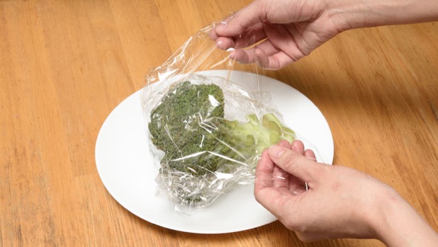 水分がついたままのブロッコリーを耐熱皿にのせてラップでゆるく包む
