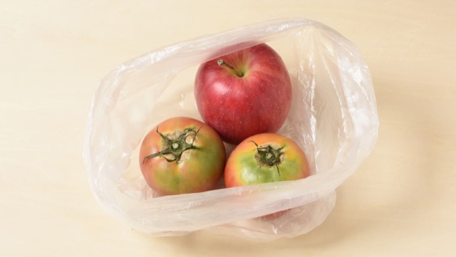 未熟なトマトをりんごと一緒に保存すると早く食べごろになる