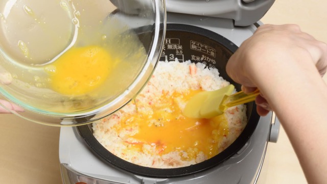 レタスチャーハンの作り方4：塩と砂糖を入れた卵を炊きあがった炊飯器に入れ、ふたをして約10分蒸らす