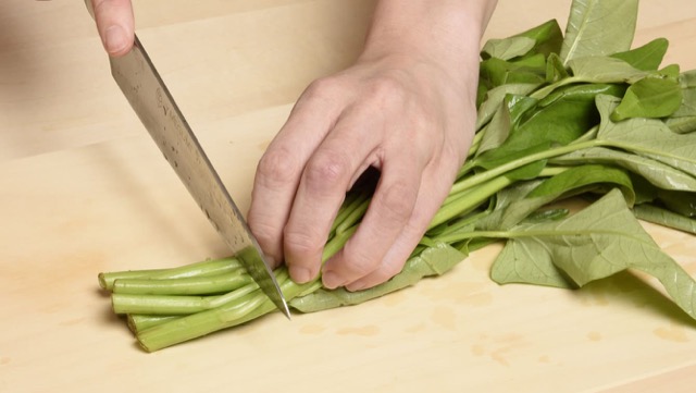 作り方1：空心菜を5㎝の長さに切り、葉と茎を分ける