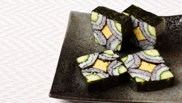 ［きゅうりを使った簡単巻き寿司レシピ］おもてなしや手土産に！