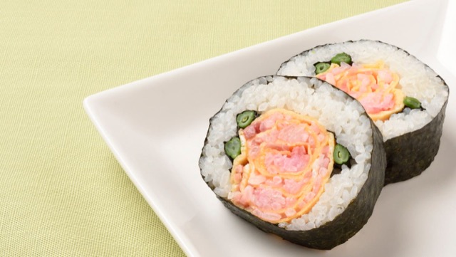 ［お弁当におすすめのレシピ］野菜がアクセントのバラの花寿司