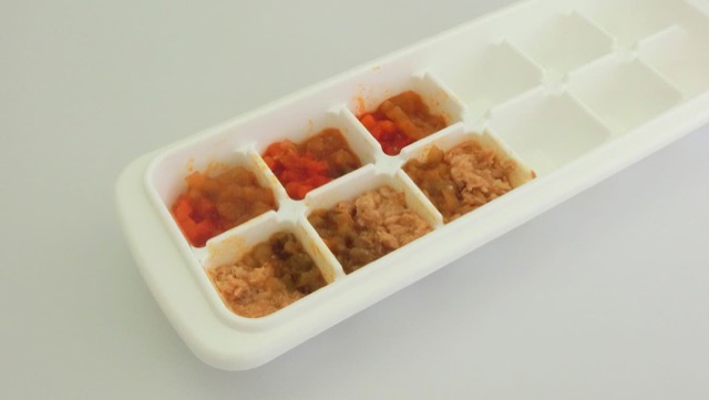 離乳食は清潔な製氷皿に入れて冷凍保存できる