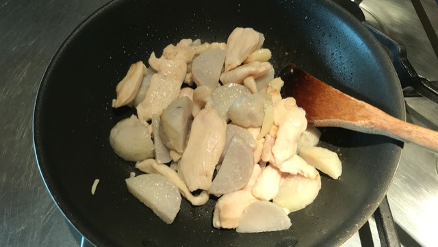 鶏むね肉が白っぽくなったら里芋を入れ、味付けする