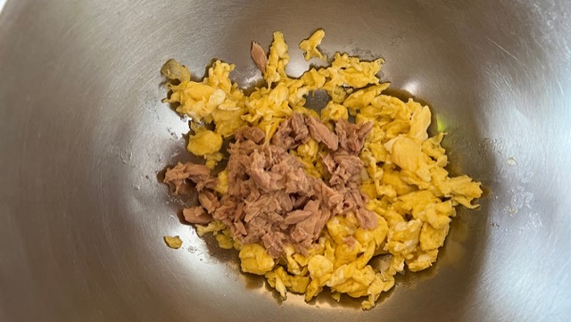ボウルに炒り卵とツナを入れ、調味する