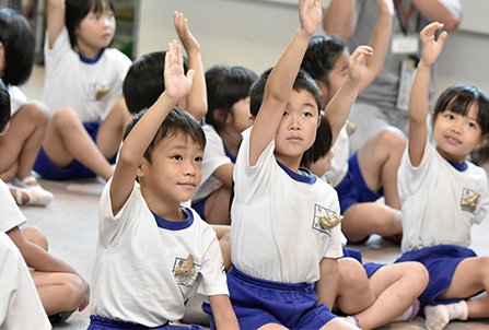 「おなかを元気にする授業」で先生の問いかけに積極的な生徒たち。