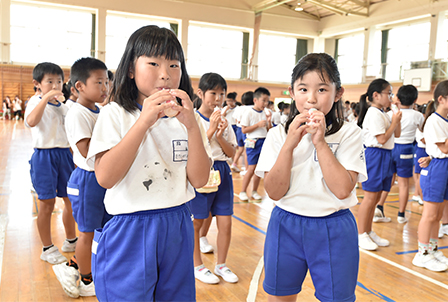 ラブレ菌飲料をみんなで飲んで、おいしく腸内環境改善！