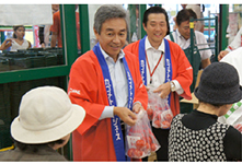 社長による店頭でのジュース用トマト配布イベント