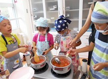 小学校の文化祭で「凛々子」を使ったカレーを販売 小学校の文化祭で「凛々子」を使ったカレーを販売