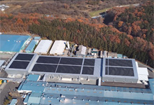 小坂井工場 工場屋根に設置した太陽光パネル