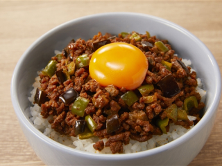 香ばしい！なすとピーマンのキーマカレー丼