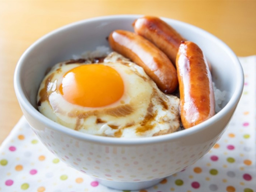 ウスターソースで旨い!ウインナー目玉焼き丼