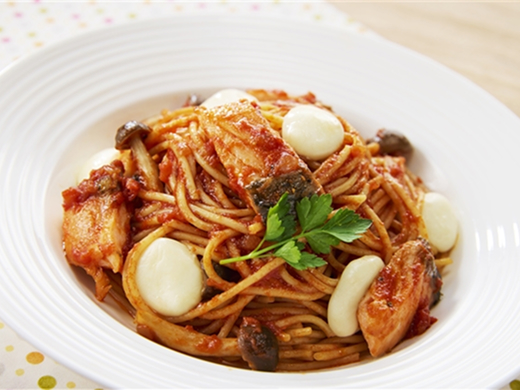 ひとくちモッツァレラと鮭ときのこのトマトパスタ