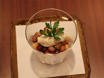 4種豆の冷製 オニオンソテー風味のサワークリームと共に