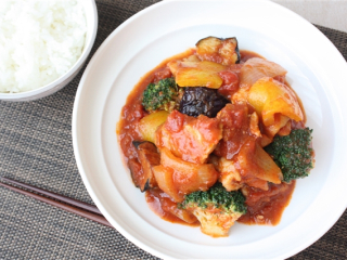 【給食コンサルタント監修】彩り野菜と鶏肉のトマト煮