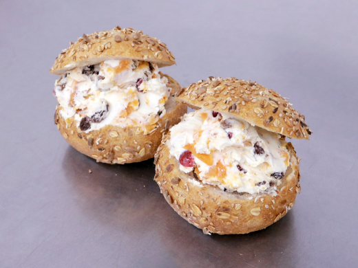 スイートポテトとベリーとレーズンのクリームチーズの全粒粉サンド