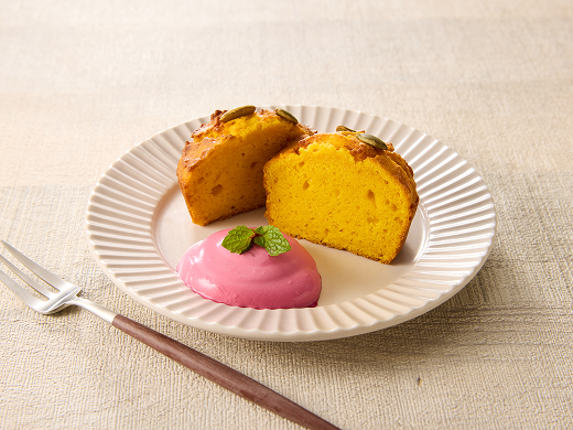 かぼちゃのマフィン ビーツのホイップクリーム添え