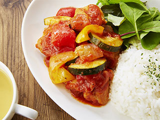 フライパンで10分！彩り野菜と鶏肉のトマト煮