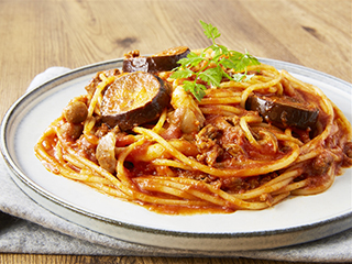 秋野菜とひき肉のトマトチーズパスタ