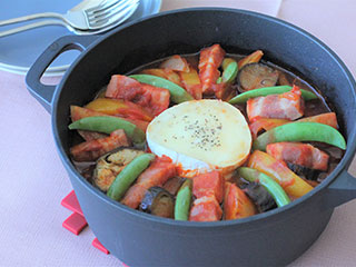 春野菜と丸ごとカマンベールチーズのラタトゥイユ (南フランス風野菜の煮込み）