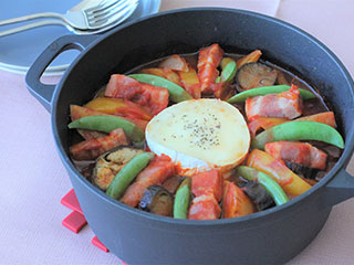 春野菜と丸ごとカマンベールチーズのラタトゥイユ (南フランス風野菜の煮込み)