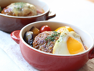 ソ-スたっぷり!夏野菜の煮込みハンバーグ