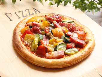 ベーコンとイタリアングリル野菜のラタトゥイユ風ピザ