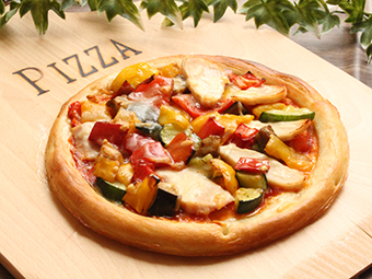 チキンとハーブ＆ガーリックのイタリアン野菜のピザ
