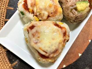 具沢山おにぎりをレンジで簡単に! ピザ風おにぎり