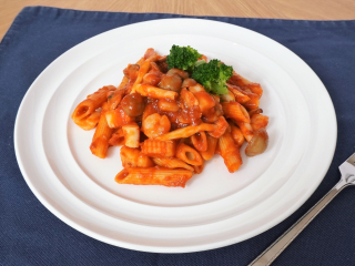 しょっつる香る！魚介と野菜のトマトペンネ