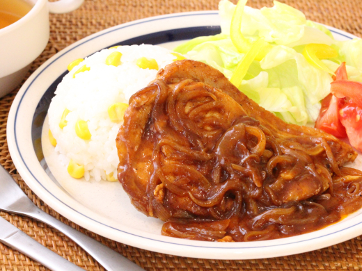 バターコーンライスの豚肉と玉ねぎのデミ風トンテキプレート