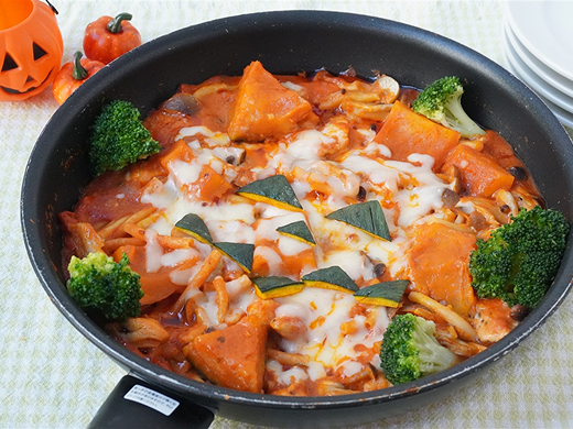 【ハロウィン】フライパン一つ！鶏肉とかぼちゃのトマチーパスタグラタン