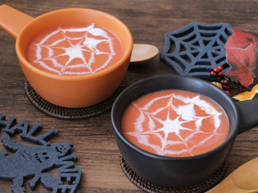 ハロウィン！トマトジュースの蜘蛛の巣ポタージュ