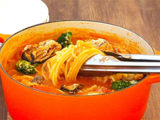 最初から〆る！牡蠣のトマトクリームパスタ鍋