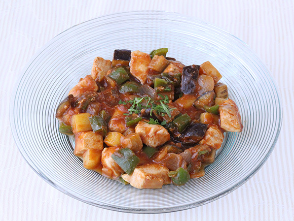 じゃがいもと玉ねぎの鶏肉のトマト煮ラタトゥイユ風