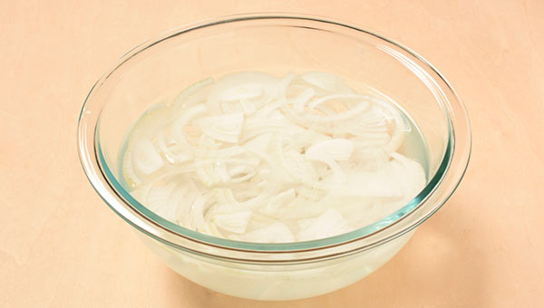繊維を断つように薄切りにして水に浸けると、辛みが抜けやすい