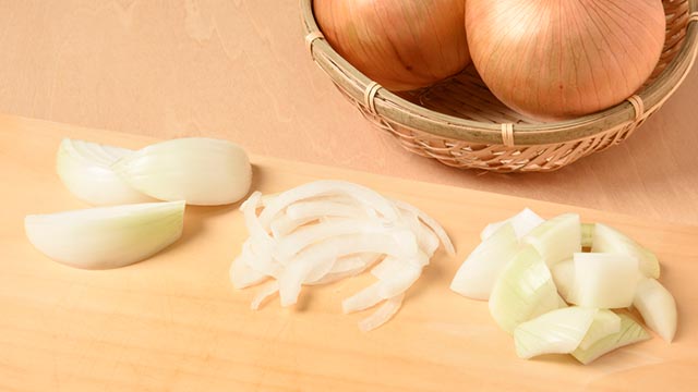 タマネギの食感は繊維の向きで変わる！料理に合う切り方を紹介
