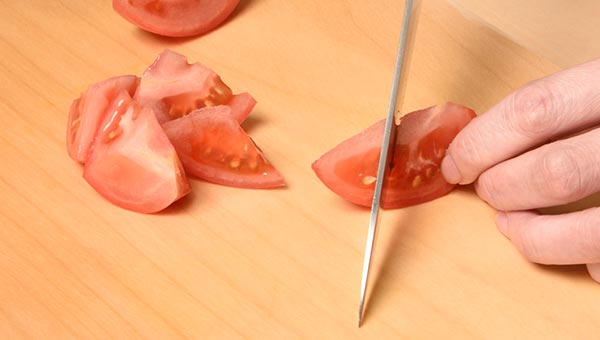くし切りトマトをななめに2つに切る乱切り くし切りトマトをななめに2つに切る乱切り
